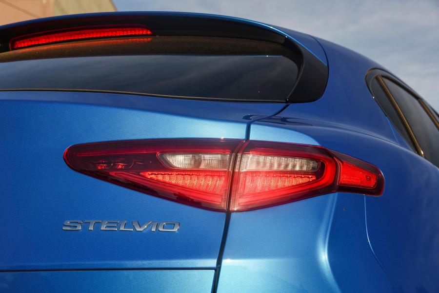 Детали экстерьера Alfa Romeo Stelvio Quadrifoglio (949) 2019 года  (ZA) (фото 2 из 42)